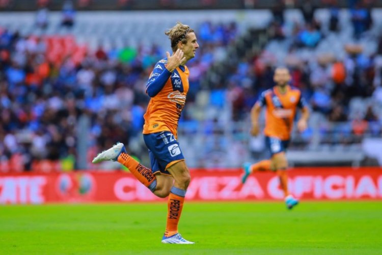 MEXICO CITY, MEXICO - JULY 23: Jordi Cortizo of Puebla celebrates after scoring his team's first goal during the 4th round match between Cruz Azul and Puebla as part of the Torneo Apertura 2022 Liga MX at Azteca Stadium on July 23, 2022 in Mexico City, Mexico. (Photo by Manuel Velasquez/Getty Images)
