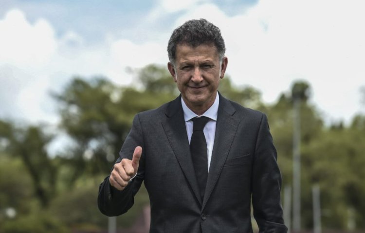 Colombian coach Juan Carlos Osorio gives thumbs up after his presentation as the new coach of the Colombian football team Atletico Nacional at their training facilities in Guarne, Antioquia Department, on June 14, 2019. (Photo by JOAQUIN SARMIENTO / AFP)        (Photo credit should read JOAQUIN SARMIENTO/AFP via Getty Images)