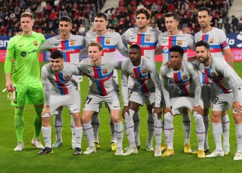 Barcelona's players line up for a group picture before the start of the Spanish league football match between CA Osasuna and FC Barcelona at El Sadar stadium in Pamplona on November 8, 2022. (Photo by CESAR MANSO / AFP) (Photo by CESAR MANSO/AFP via Getty Images)