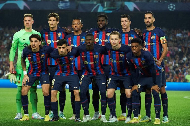 (From up, L) Barcelona's German goalkeeper Marc-Andre ter Stegen, Barcelona's Spanish defender Marcos Alonso, Barcelona's French defender Jules Kounde, Barcelona's Ivorian midfielder Franck Kessie, Barcelona's Polish forward Robert Lewandowski, Barcelona's Spanish midfielder Sergio Busquets, Barcelona's Spanish defender Hector Bellerin, Barcelona's Spanish midfielder Pedri, Barcelona's French forward Ousmane Dembele, de Barcelona's Dutch midfielder Frenkie De Jong and Barcelona's Spanish defender Alejandro Balde pose for a group picture before the start of the UEFA Champions League 1st round day 5, Group C football match between FC Barcelona and FC Bayern Munich at the Camp Nou stadium in Barcelona on October 26, 2022. (Photo by Pau BARRENA / AFP) (Photo by PAU BARRENA/AFP via Getty Images)