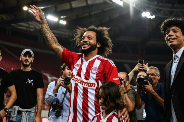 Olympiakos' new Brazilian player Marcelo (C) waves during his official presentation at the Georgios Karaiskakis stadium in Athens on September 5, 2022. (Photo by Angelos Tzortzinis / AFP) (Photo by ANGELOS TZORTZINIS/AFP via Getty Images)