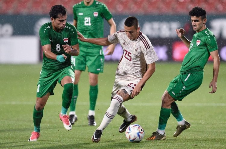 Iraq's midfielder Ibrahim Alkaabawi (L) and Iraq's defender Ahmed Gurgo (R) vie with Mexico's forward Roberto Alvarado during the friendly international football match between Mexico and Iraq at the Montilivi stadium in Girona, on November 9, 2022. (Photo by Josep LAGO / AFP) (Photo by JOSEP LAGO/AFP via Getty Images)