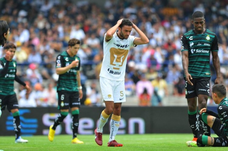 Pumas' Jeronimo Rodriguez (C) reacts after losing to Santos the Mexican Apertura football tournament match, at the Olimpico stadium in Mexico City, on August 21, 2022. (Photo by VICTOR CRUZ / AFP) (Photo by VICTOR CRUZ/AFP via Getty Images)
