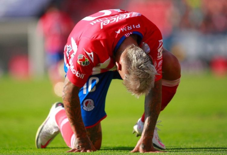 Damian Batallini of Atletico de San Luis reacts after Puebla scored against his team during their Mexican Clausura football tournament match at the Alfonso Lastras stadium in San Luis Potosi, Mexico, on April 17, 2021. (Photo by Hector HERNANDEZ / AFP) (Photo by HECTOR HERNANDEZ/AFP via Getty Images)