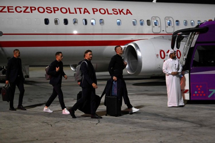Poland's forward Robert Lewandowski (2nd R) arrives at the Hamad International Airport in Doha on November 17, 2022, ahead of the Qatar 2022 World Cup football tournament. (Photo by MANAN VATSYAYANA / AFP) (Photo by MANAN VATSYAYANA/AFP via Getty Images)