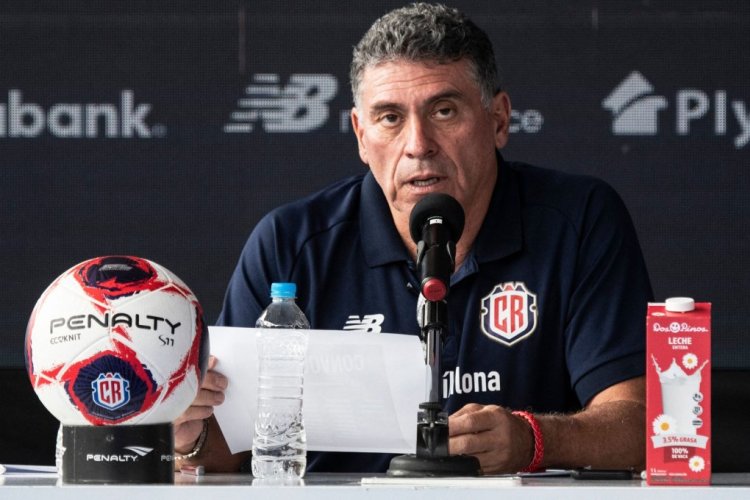 Costa Rica's head coach Colombian Luis Fernando Suarez speaks during a press conference to announce the called players for the 2022 Qatar World Cup in San Jose, on November 3, 2022. - Suarez announced on Thursday the list of the 26 players who will attend the World Cup in Qatar, a call in which PSG goalkeeper Keylor Navas stands out. (Photo by Ezequiel BECERRA / AFP) (Photo by EZEQUIEL BECERRA/AFP via Getty Images)