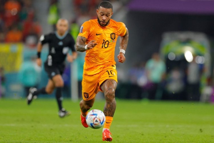 Netherlands' forward #10 Memphis Depay runs with the ball during the Qatar 2022 World Cup Group A football match between Senegal and the Netherlands at the Al-Thumama Stadium in Doha on November 21, 2022. (Photo by Odd ANDERSEN / AFP) (Photo by ODD ANDERSEN/AFP via Getty Images)