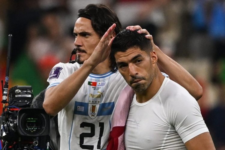 Uruguay's forward #21 Edinson Cavani (L) and Uruguay's forward #09 Luis Suarez look dejected after they lost the Qatar 2022 World Cup Group H football match between Portugal and Uruguay at the Lusail Stadium in Lusail, north of Doha on November 28, 2022. (Photo by Pablo PORCIUNCULA / AFP) (Photo by PABLO PORCIUNCULA/AFP via Getty Images)