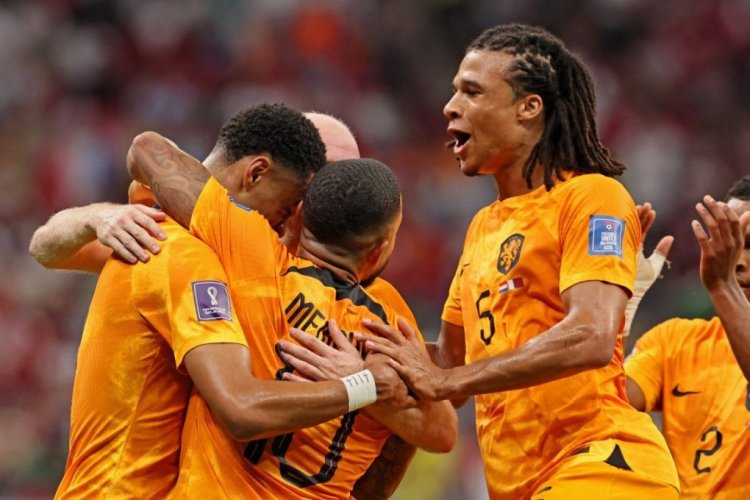 Netherlands' forward #08 Cody Gakpo (L) celebrates scoring the opening goal with his teammate including Netherlands' forward #10 Memphis Depay (C) and Netherlands' defender #05 Nathan Ake during the Qatar 2022 World Cup Group A football match between the Netherlands and Qatar at the Al-Bayt Stadium in Al Khor, north of Doha on November 29, 2022. (Photo by KARIM JAAFAR / AFP) (Photo by KARIM JAAFAR/AFP via Getty Images)
