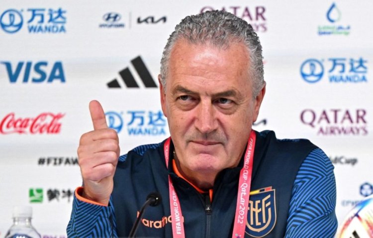 Ecuador's Argentinian coach Gustavo Alfaro gives a thumb up as he offers a press conference at the Qatar National Convention Center (QNCC) in Doha on November 28, 2022, on the eve of the Qatar 2022 World Cup football match between Ecuador and Senegal. (Photo by Raul ARBOLEDA / AFP) (Photo by RAUL ARBOLEDA/AFP via Getty Images)