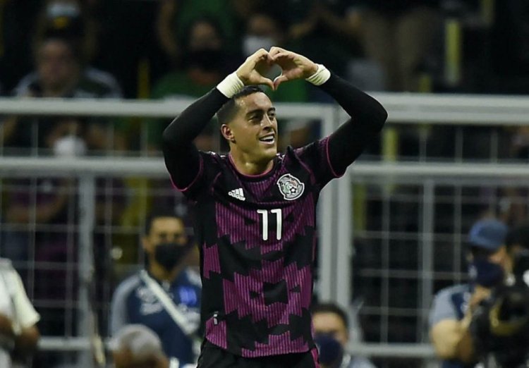 Mexico's Rogelio Funes Mori celebrates after scoring against Honduras during their Qatar 2022 FIFA World Cup Concacaf qualifier match at the Azteca stadium in Mexico City, on October 10, 2021. (Photo by ALFREDO ESTRELLA / AFP) (Photo by ALFREDO ESTRELLA/AFP via Getty Images)