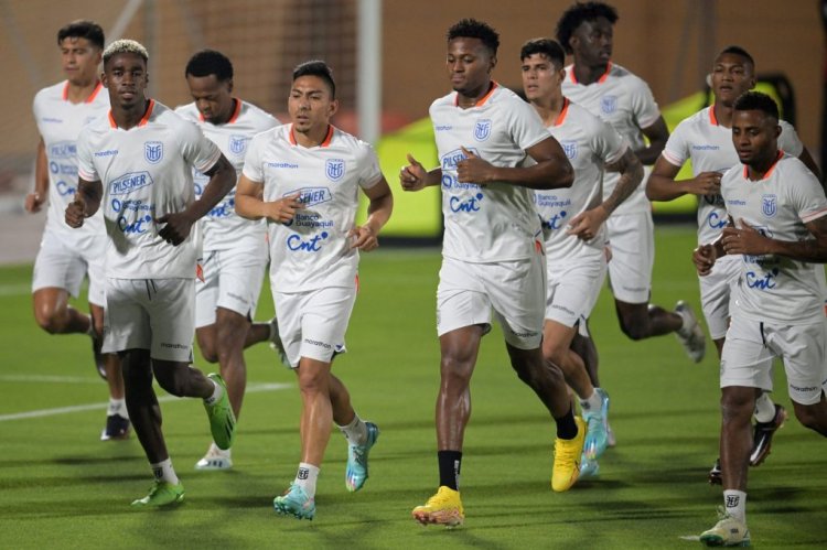 Ecuador's players jog during a training session at the Essaimer SC in Doha on November 17, 2022, ahead of the Qatar 2022 World Cup football tournament. (Photo by Raul ARBOLEDA / AFP) (Photo by RAUL ARBOLEDA/AFP via Getty Images)