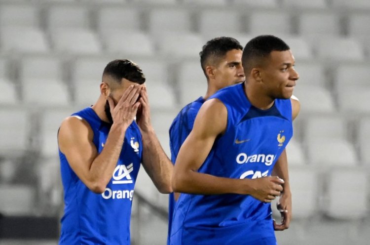 France's forward Karim Benzema (L) reacts during a training session at the Jassim-bin-Hamad Stadium in Doha, ahead of the Qatar 2022 World Cup football tournament. Karim Benzema left a training session injured on November 19, 2022. - France forward Karim Benzema is to undergo medical tests after leaving training injured on November 19, 2022 ahead of the defending champions World Cup opener against Australia. The Real Madrid striker has been struggling with a thigh problem since October and has played less than half an hour of football in his club's last six games. (Photo by FRANCK FIFE / AFP) (Photo by FRANCK FIFE/AFP via Getty Images)