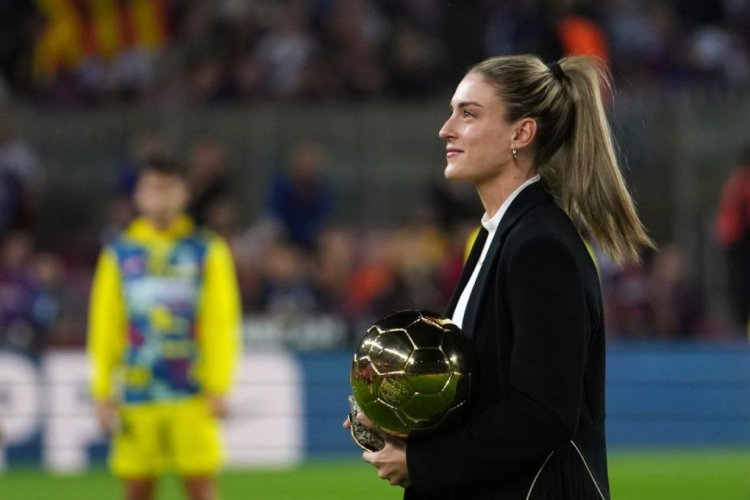 BARCELONA, SPAIN - OCTOBER 20: Alexia Putellas of FC Barcelona looks on with the Women's Ballon d'Or award prior to the LaLiga Santander match between FC Barcelona and Villarreal CF at Spotify Camp Nou on October 20, 2022 in Barcelona, Spain. (Photo by Alex Caparros/Getty Images)