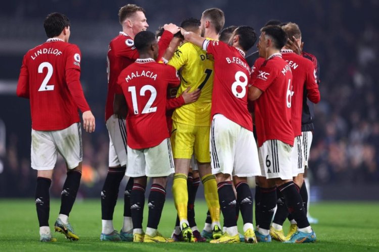 LONDON, ENGLAND - NOVEMBER 13: Players of Manchester United celebrates their side's win with Alejandro Garnacho of Manchester United after the final whistle of the Premier League match between Fulham FC and Manchester United at Craven Cottage on November 13, 2022 in London, England. (Photo by Clive Rose/Getty Images)