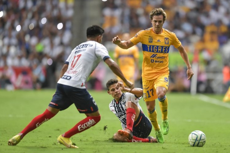 MONTERREY, MEXICO - AUGUST 20: Francisco Córdova of Tigres fights for the ball with Arturo González and Jesús Gallardo of Monterrey  during the 10th round match between Monterrey and Tigres UANL as part of the Torneo Apertura 2022 Liga MX at BBVA Stadium on August 20, 2022 in Monterrey, Mexico. (Photo by Azael Rodriguez/Getty Images)