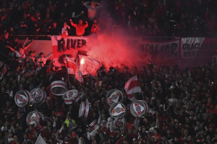BUENOS AIRES, ARGENTINA - OCTOBER 16: River Plate fans cheer for their team during a match between River Plate and Rosario Central as part of Liga Profesional 2022 at Estadio Más Monumental Antonio Vespucio Liberti on October 16, 2022 in Buenos Aires, Argentina. (Photo by Rodrigo Valle/Getty Images)