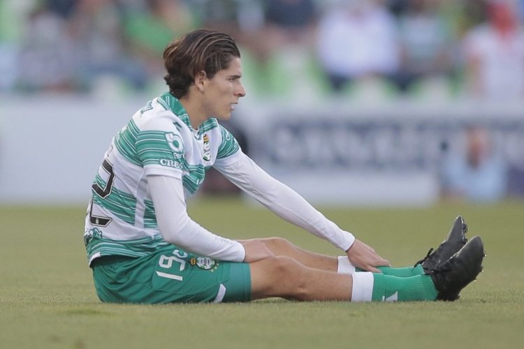 TORREON, MEXICO - APRIL 18: Santiago Muñoz of Santos reacts during the 15th round match between Santos Laguna and Toluca as part of the Torneo Guard1anes 2021 Liga MX at Corona Stadium on April 18, 2021 in Torreon, Mexico. (Photo by Manuel Guadarrama/Getty Images)