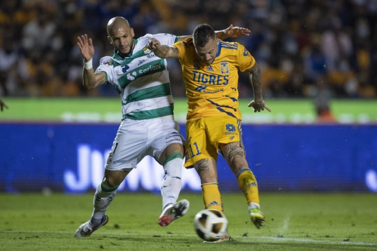 MONTERREY, MEXICO - NOVEMBER 28: Nicolás López #11 of Tigres fights for the ball with Matheus Doria #21 of Santos during the quarterfinals second leg match between Tigres UANL and Santos Laguna as part of the Torneo Grita Mexico A21 Liga MX at Universitario Stadium on November 28, 2021 in Monterrey, Mexico. (Photo by Azael Rodriguez/Getty Images)