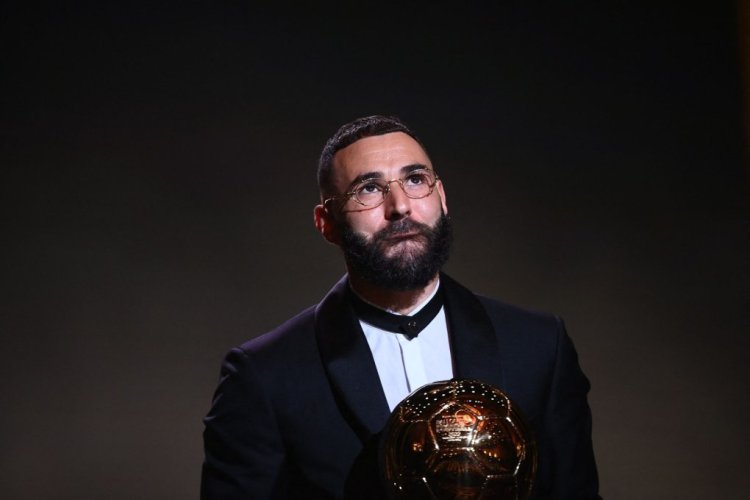 TOPSHOT - Real Madrid's French forward Karim Benzema receives the Ballon d'Or award during the 2022 Ballon d'Or France Football award ceremony at the Theatre du Chatelet in Paris on October 17, 2022. (Photo by FRANCK FIFE / AFP) (Photo by FRANCK FIFE/AFP via Getty Images)