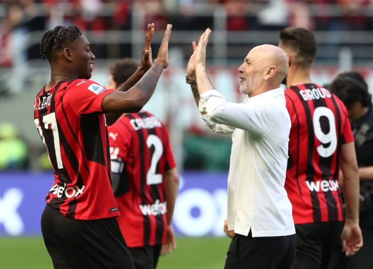 MILAN, ITALY - MAY 01: AC Milan coach Stefano Pioli (R) embraces 
 Rafael Leao at the end of the Serie A match between AC Milan and ACF Fiorentina at Stadio Giuseppe Meazza on May 01, 2022 in Milan, Italy. (Photo by Marco Luzzani/Getty Images)