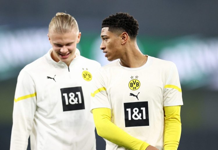 DORTMUND, GERMANY - DECEMBER 15: Jude Bellingham and  Erling Haaland of Borussia Dortmund interact prior to the Bundesliga match between Borussia Dortmund and SpVgg Greuther Fürth at Signal Iduna Park on December 15, 2021 in Dortmund, Germany. (Photo by Dean Mouhtaropoulos/Getty Images)