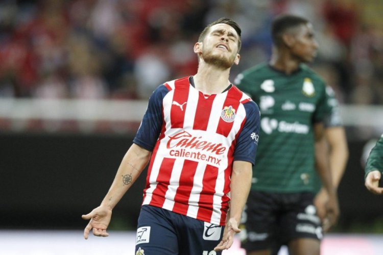 ZAPOPAN, MEXICO - MARCH 05: Jesús Angulo of Chivas reacts during the 9th round match between Chivas and Santos Laguna as part of the Torneo Grita Mexico C22 Liga MX at Akron Stadium on March 5, 2022 in Zapopan, Mexico. (Photo by Refugio Ruiz/Getty Images)
