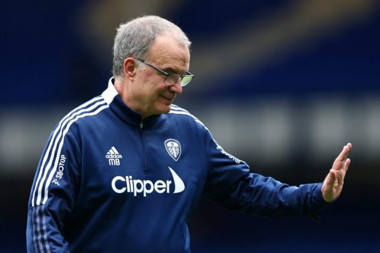 LIVERPOOL, ENGLAND - FEBRUARY 12: Marcelo Bielsa, Manager of Leeds United gestures as he inspects the pitch prior to the Premier League match between Everton and Leeds United at Goodison Park on February 12, 2022 in Liverpool, England. (Photo by Marc Atkins/Getty Images)