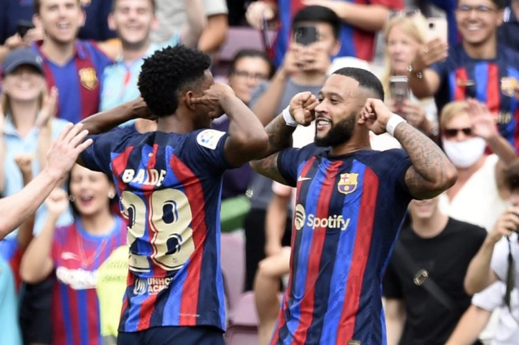 Barcelona's Dutch forward Memphis Depay (R) celebrates scoring his team's second goal during the Spanish League football match between FC Barcelona and Elche CF at the Camp Nou stadium in Barcelona on September 17, 2022. (Photo by Josep LAGO / AFP) (Photo by JOSEP LAGO/AFP via Getty Images)