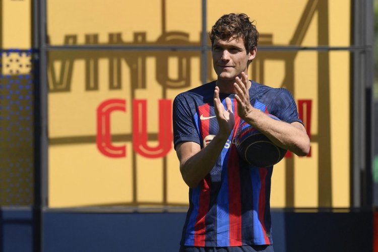 FC Barcelona's Spanish defenders Marcos Alonso applauds during his official presentation at the Ciudad Deportiva near Barcelona on September 6, 2022, on the eve of their UEFA Champions League, group C, first leg football match between FC Barcelona and FC Viktoria Plzen. (Photo by Josep LAGO / AFP) (Photo by JOSEP LAGO/AFP via Getty Images)