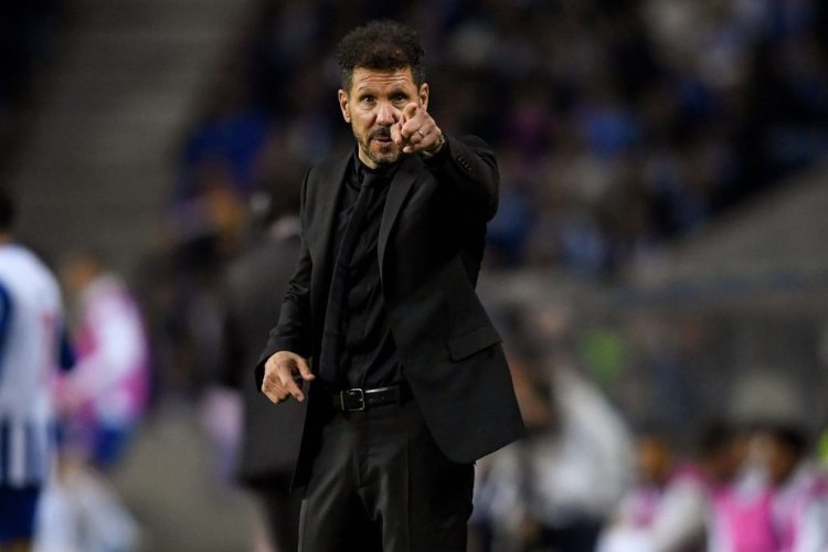 Atletico Madrid's Argentinian coach Diego Simeone gestures during the UEFA Champions League 1st round Group B football match between FC Porto and Club Atletico de Madrid at the Dragao stadium in Porto, on November 1, 2022. (Photo by MIGUEL RIOPA / AFP) (Photo by MIGUEL RIOPA/AFP via Getty Images)