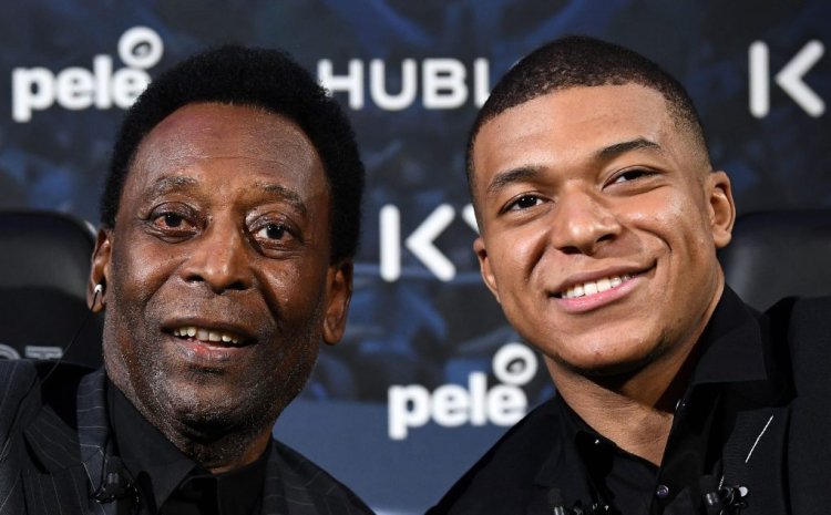 Paris Saint-Germain (PSG) and France national football team forward Kylian Mbappe (R) and Brazilian football legend Pele take part in a meeting at the Hotel Lutetia in Paris on April 2, 2019. (Photo by FRANCK FIFE / AFP) (Photo by FRANCK FIFE/AFP via Getty Images)