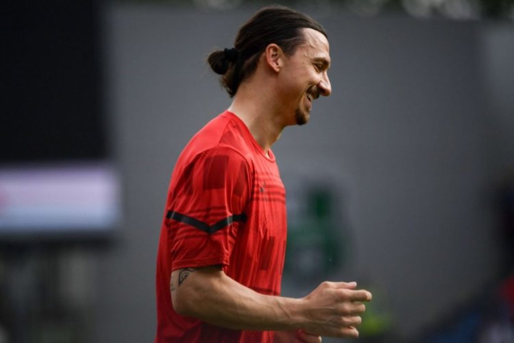 AC Milan's Swedish forward Zlatan Ibrahimovic laughs as he warms up prior to the Italian Serie A football match between Sassuolo and AC Milan on May 22, 2022 at the Mapei - Citta del Tricolore stadium in Sassuolo. (Photo by Filippo MONTEFORTE / AFP) (Photo by FILIPPO MONTEFORTE/AFP via Getty Images)