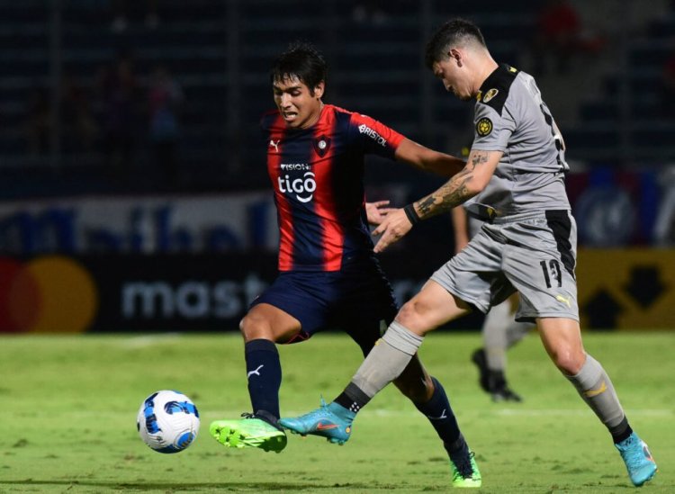 Paraguay's Cerro Porteño Alexis Duarte (L) and Uruguay's Penarol Agustin Alvarez Martinez (R) vie for the ball during their Copa Libertadores group stage football match, at the General Pablo Rojas stadium in Asuncion, on April 27, 2022. (Photo by NORBERTO DUARTE / AFP) (Photo by NORBERTO DUARTE/AFP via Getty Images)