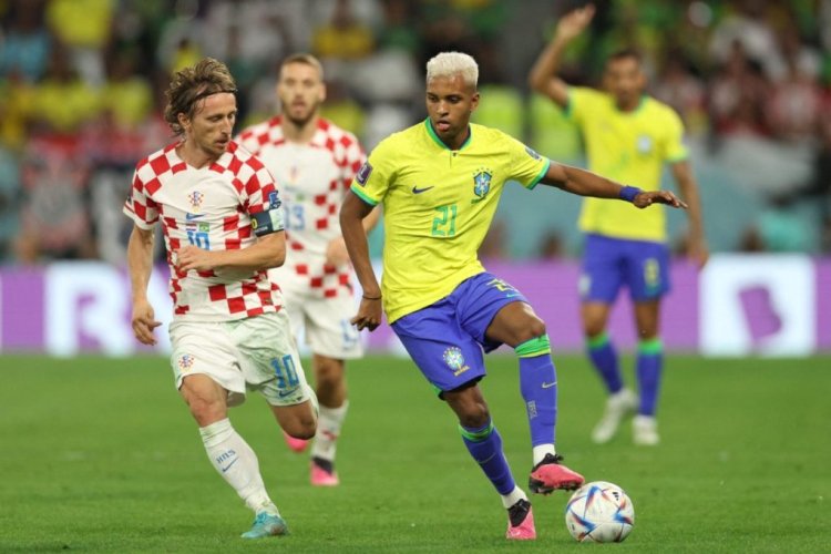 Croatia's midfielder #10 Luka Modric (L) and Brazil's forward #21 Rodrygo fight for the ball during the Qatar 2022 World Cup quarter-final football match between Croatia and Brazil at Education City Stadium in Al-Rayyan, west of Doha, on December 9, 2022. (Photo by Adrian DENNIS / AFP) (Photo by ADRIAN DENNIS/AFP via Getty Images)