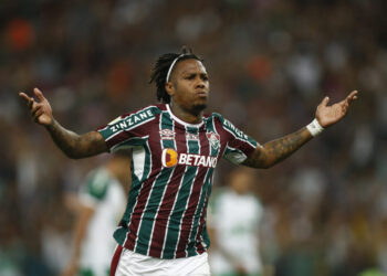 RIO DE JANEIRO, BRAZIL - DECEMBER 09: Abel Hernandez of Fluminense celebrates after scoring the third goal of his team during a match between Fluminense and Chapecoense as part of Brasileirao 2021 at Maracana Stadium on December 9, 2021 in Rio de Janeiro, Brazil. (Photo by Wagner Meier/Getty Images)