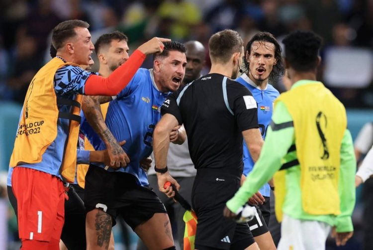 AL WAKRAH, QATAR - DECEMBER 02: Uruguay players argue with referee Daniel Siebert after the FIFA World Cup Qatar 2022 Group H match between Ghana and Uruguay at Al Janoub Stadium on December 02, 2022 in Al Wakrah, Qatar. (Photo by Buda Mendes/Getty Images)