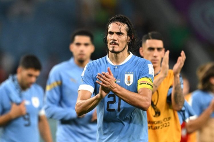 AL WAKRAH, QATAR - DECEMBER 02: Edinson Cavani of Uruguay applauds fans after the FIFA World Cup Qatar 2022 Group H match between Ghana and Uruguay at Al Janoub Stadium on December 02, 2022 in Al Wakrah, Qatar. (Photo by Clive Mason/Getty Images)
