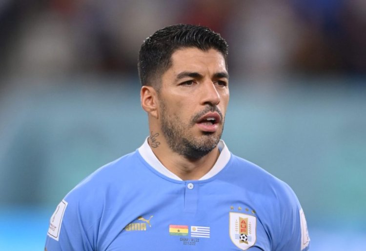 AL WAKRAH, QATAR - DECEMBER 02: Luis Suarez of Uruguay looks on during the FIFA World Cup Qatar 2022 Group H match between Ghana and Uruguay at Al Janoub Stadium on December 02, 2022 in Al Wakrah, Qatar. (Photo by Stu Forster/Getty Images)