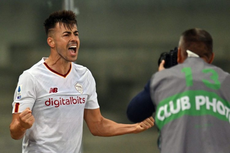 VERONA, ITALY - OCTOBER 31: Stephan El Shaarawy of AS Roma celebrates after scoring his team third goal during the Serie A match between Hellas Verona and AS Roma at Stadio Marcantonio Bentegodi on October 31, 2022 in Verona, Italy. (Photo by Alessandro Sabattini/Getty Images)