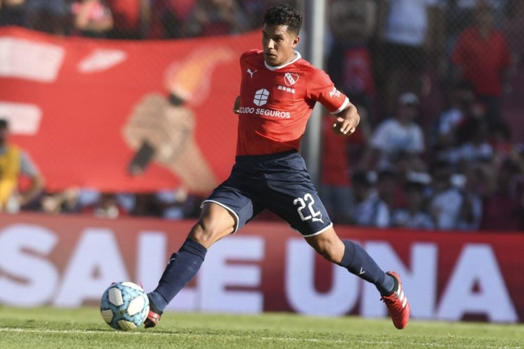 BUENOS AIRES, ARGENTINA - FEBRUARY 01: Lucas Romero of Independiente controls the ball during a match between Independiente and Rosario Central as part of Superliga 2019/20 at Libertadores de America Stadium on February 1, 2020 in Buenos Aires, Argentina. (Photo by Amilcar Orfali/Getty Images)