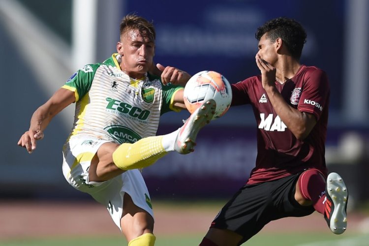 CORDOBA, ARGENTINA - JANUARY 23: Braian Romero of Defensa y Justicia fights for the ball with Brian Aguirre of Lanus during the final of Copa CONMEBOL Sudamericana 2020 between Lanús and Defensa y Justicia at Mario Alberto Kempes Stadium on January 23, 2021 in Cordoba, Argentina. (Photo by Marcelo Endelli/Getty Images)