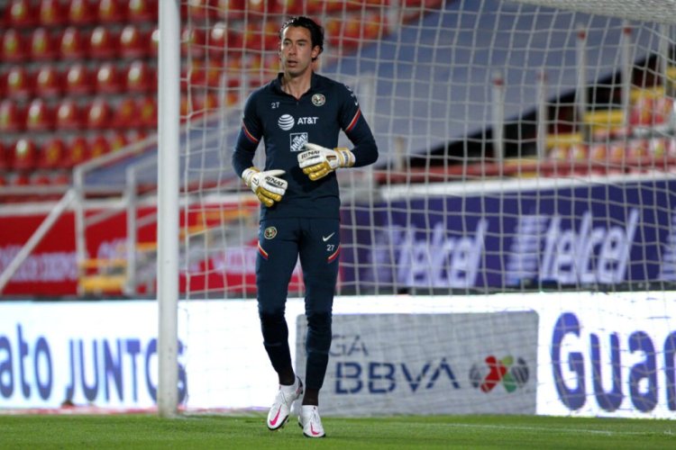 AGUASCALIENTES, MEXICO - OCTOBER 19: Oscar Jimenez goal keeper of America warms up prior the 14th round match between Leon and America as part of the Torneo Guard1anes 2020 Liga MX at Victoria Stadium on October 19, 2020 in Aguascalientes, Mexico. (Photo by Leopoldo Smith/Getty Images)