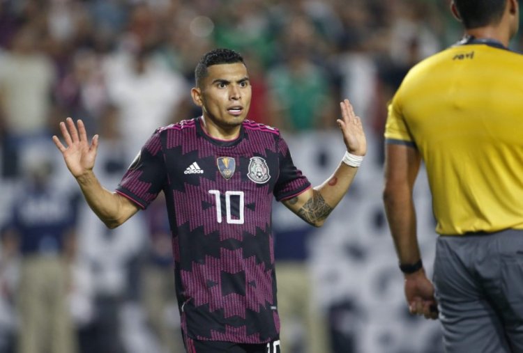 GLENDALE, ARIZONA - JULY 24: Orbelin Pineda #10 of Mexico questions a call by the referee during the first half of the Concacaf Gold Cup quarterfinal match against Honduras at State Farm Stadium on July 24, 2021 in Glendale, Arizona. (Photo by Ralph Freso/Getty Images)