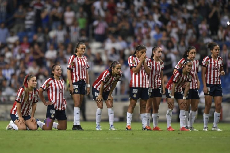MONTERREY, MEXICO - MAY 30: Players of Chivas observe the penalty round during the final second leg match between Monterrey and Chivas as part of Campeon de Campeones 2022 Liga MX Femenil at BBVA Stadium on May 30, 2022 in Monterrey, Mexico. (Photo by Azael Rodriguez/Getty Images)