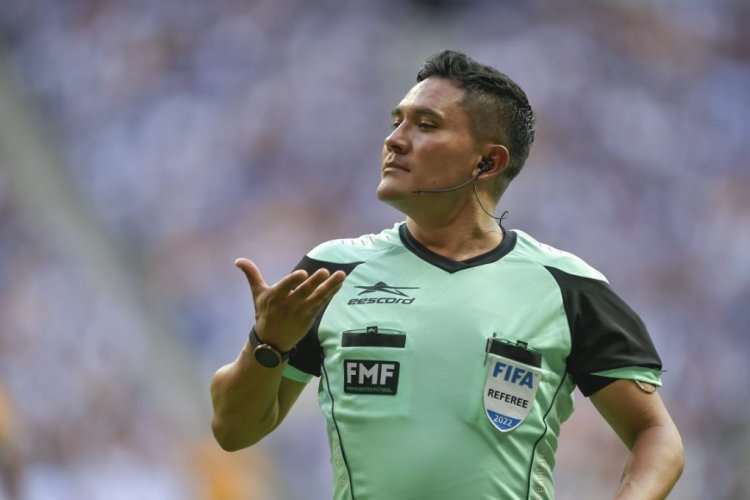 MONTERREY, MEXICO - AUGUST 20: Referee Fernando Guerrero in action during the 10th round match between Monterrey and Tigres UANL as part of the Torneo Apertura 2022 Liga MX at BBVA Stadium on August 20, 2022 in Monterrey, Mexico. (Photo by Azael Rodriguez/Getty Images)