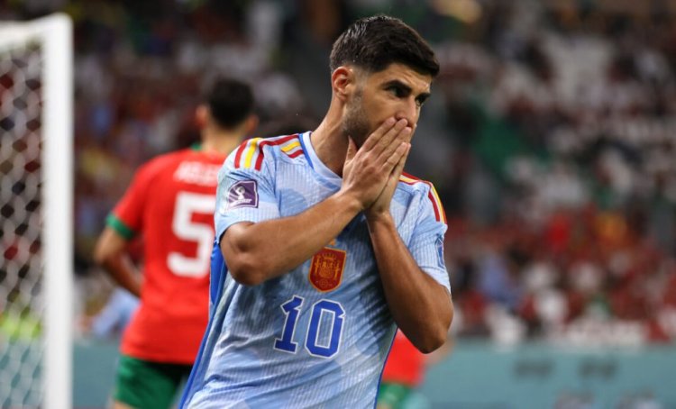 AL RAYYAN, QATAR - DECEMBER 06: Marco Asensio of Spain reacts after a missed chance on goal during the FIFA World Cup Qatar 2022 Round of 16 match between Morocco and Spain at Education City Stadium on December 06, 2022 in Al Rayyan, Qatar. (Photo by Julian Finney/Getty Images)