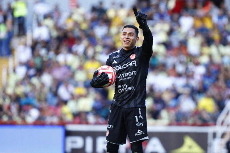 AGUASCALIENTES, MEXICO - SEPTEMBER 10: Luis Malagon goalkeeper of Necaxa reacts during the 14th round match between Necaxa and America as part of the Torneo Apertura 2022 Liga MX at Victoria Stadium on September 10, 2022 in Aguascalientes, Mexico. (Photo by Leopoldo Smith/Getty Images)