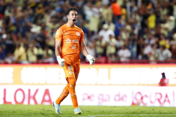 AGUASCALIENTES, MEXICO - SEPTEMBER 10: Oscar Jimenez goalkeeper of America celebrates during the 14th round match between Necaxa and America as part of the Torneo Apertura 2022 Liga MX at Victoria Stadium on September 10, 2022 in Aguascalientes, Mexico. (Photo by Leopoldo Smith/Getty Images)