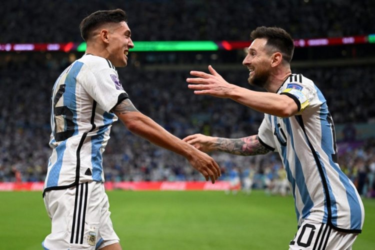 LUSAIL CITY, QATAR - DECEMBER 09: Nahuel Molina celebrates with Lionel Messi of Argentina after scoring the team's first goal during the FIFA World Cup Qatar 2022 quarter final match between Netherlands and Argentina at Lusail Stadium on December 09, 2022 in Lusail City, Qatar. (Photo by Matthias Hangst/Getty Images)